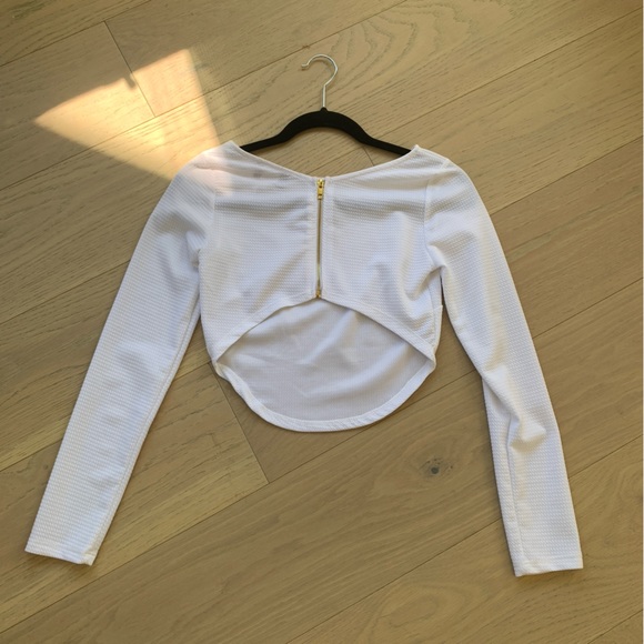 Long-sleeve asymmetrical cropped back top - Picture 6 of 8